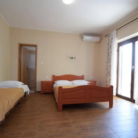 Nina Pensionat Starigrad Paklenica