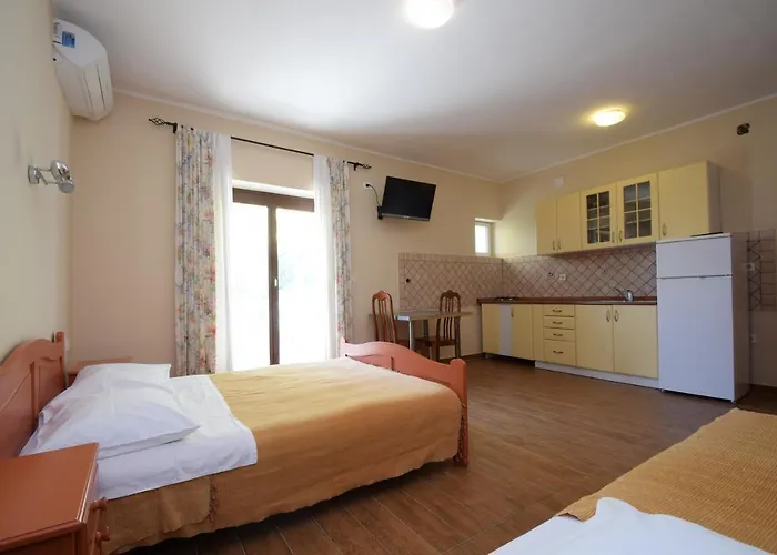 Nina 3* Starigrad-Paklenica